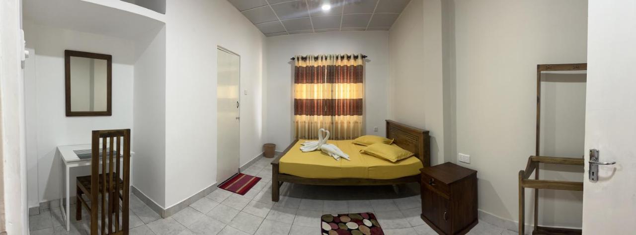 The Lake Round Guest House Kandy Exterior photo